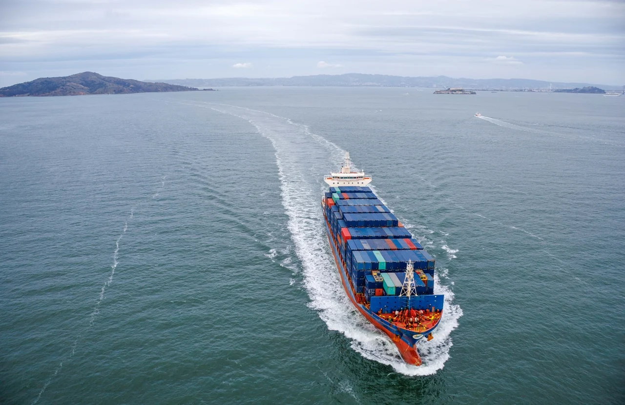 Porte-conteneurs en navigation en mer, vu du ciel