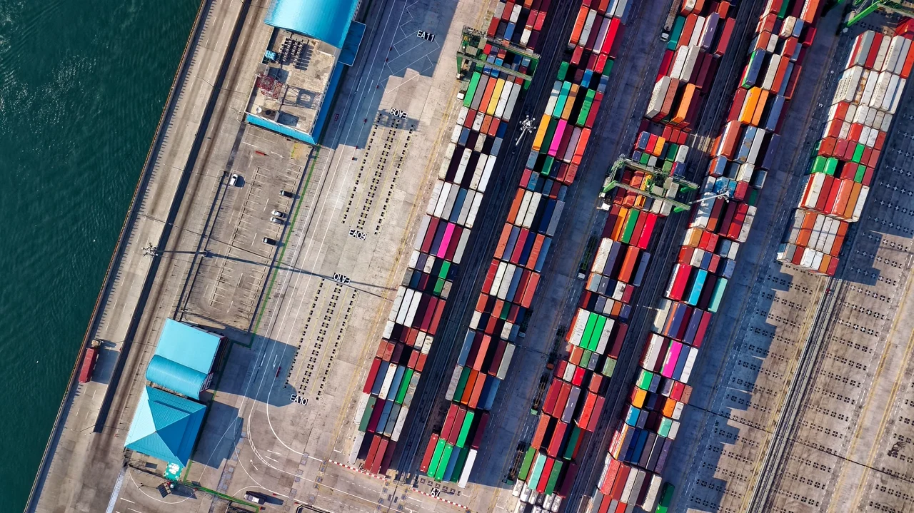 Vue aérienne d’un terminal maritime et de ses conteneurs